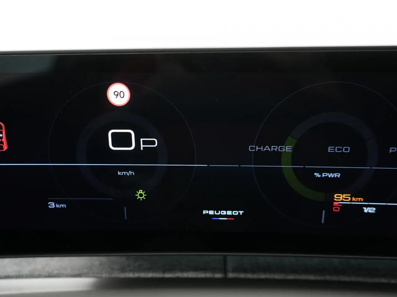 Affichage numérique du tableau de bord Peugeot 3008 hybride, avec vitesse à 0 km/h et autonomie de 95 km visible.