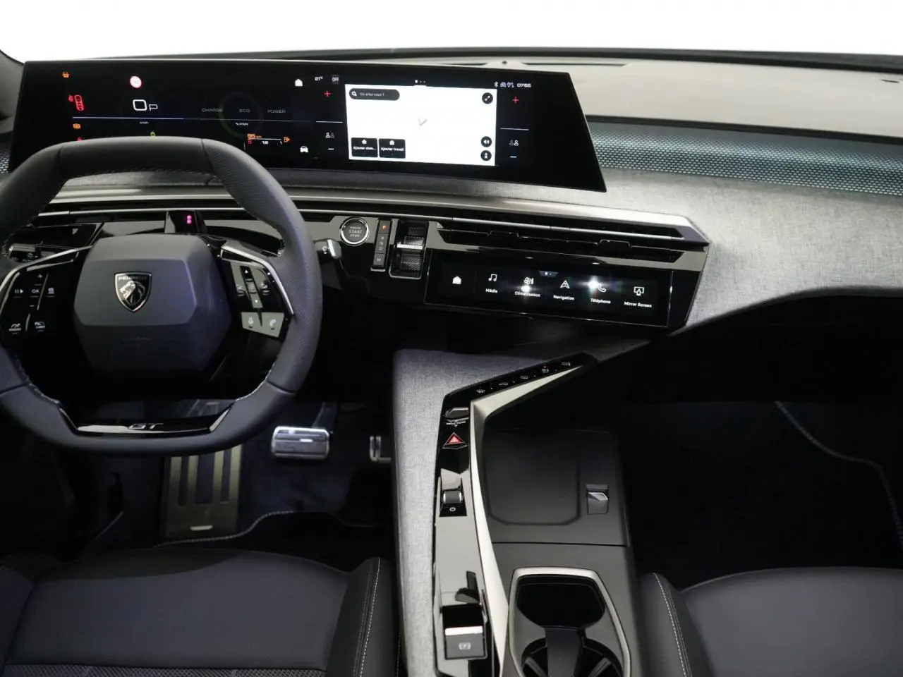 Vue intérieure du tableau de bord et volant du Peugeot 3008 Hybrid 2026, avec écran incurvé panoramique et console moderne.