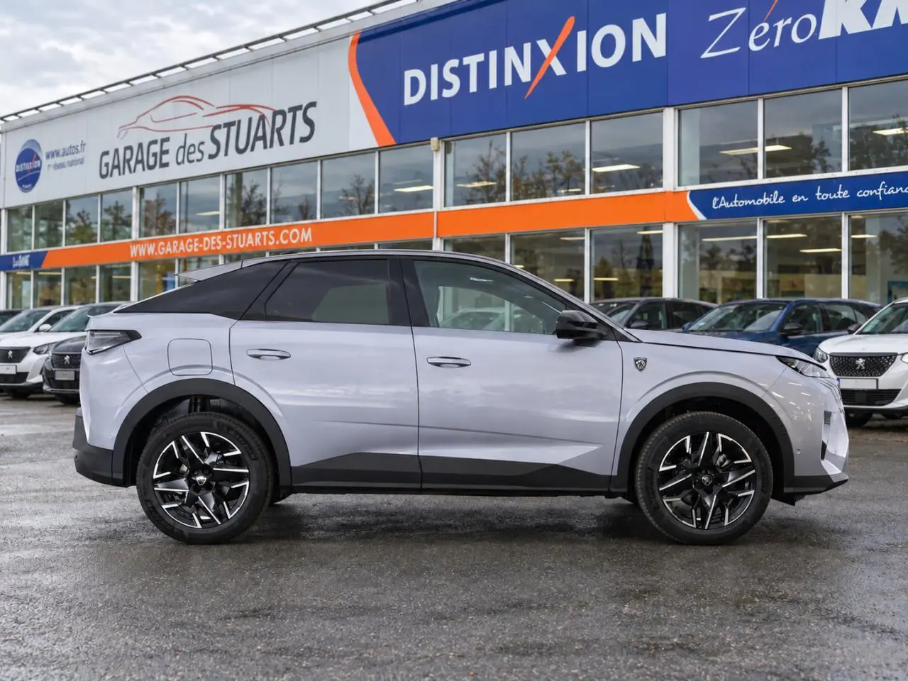 Peugeot 3008 gris Artense vue de profil côté gauche, avec jantes alliage 19'' noires et toit noir contrasté.