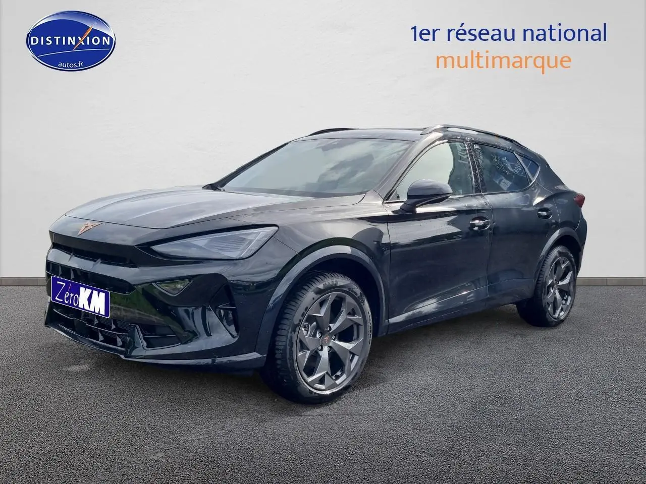 Vue 3/4 avant du CUPRA Formentor 1.5 etsi hybrid 2025 en Midnight noir avec jantes alu et barres de toit visibles.