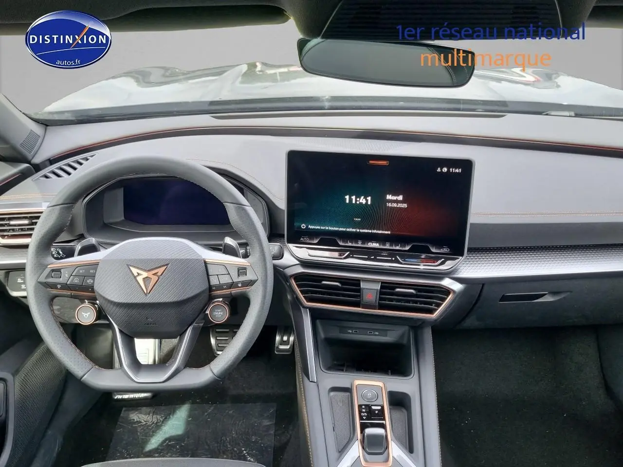 Intérieur du CUPRA Formentor 1.5 etsi hybrid 2025 en vue frontale, tableau de bord noir avec écran tactile et volant sport.