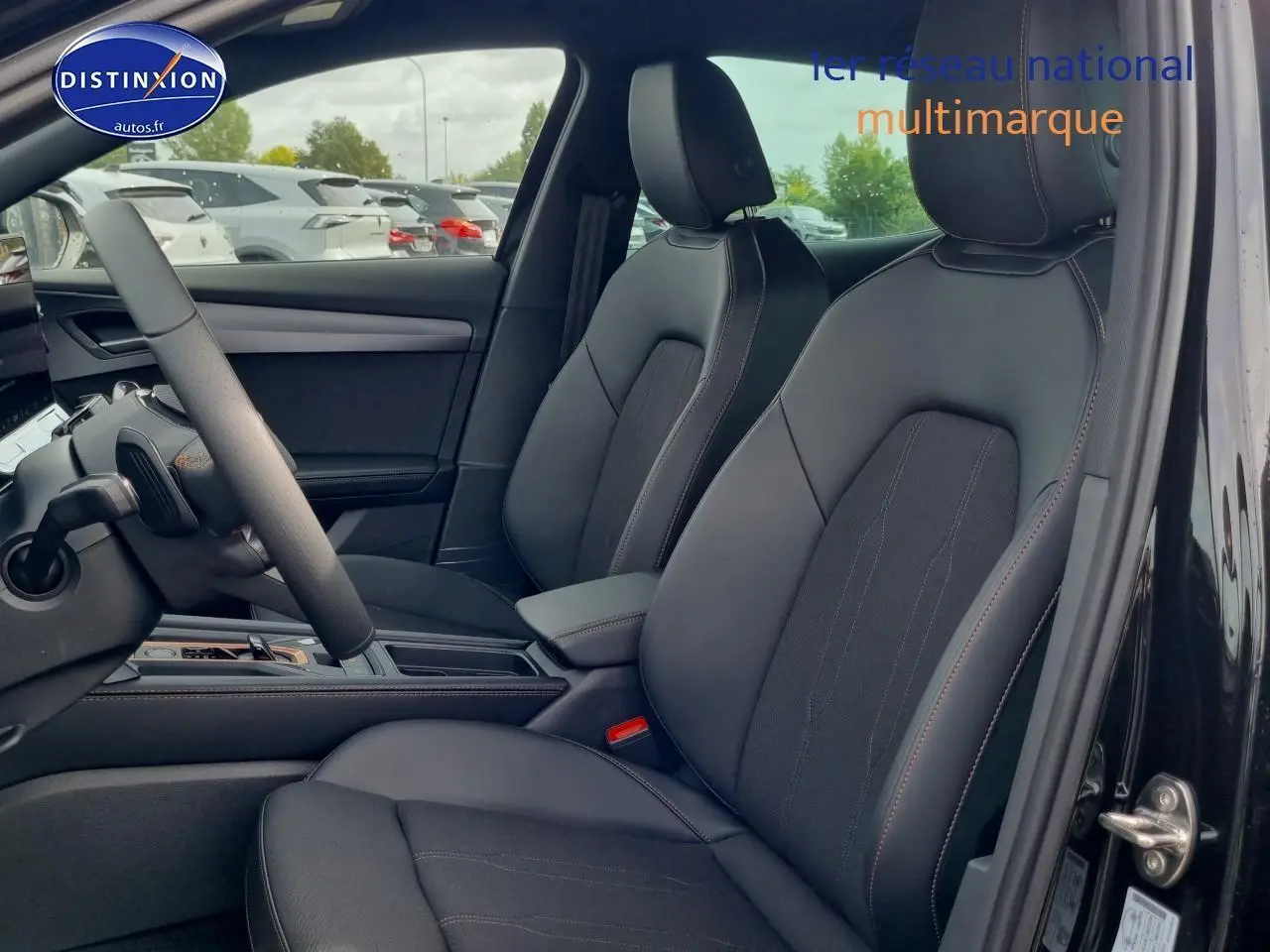 Vue intérieure côté conducteur du CUPRA Formentor 1.5 etsi hybrid 2025 en Midnight noir avec sièges sport noirs et surpiqûres orange.