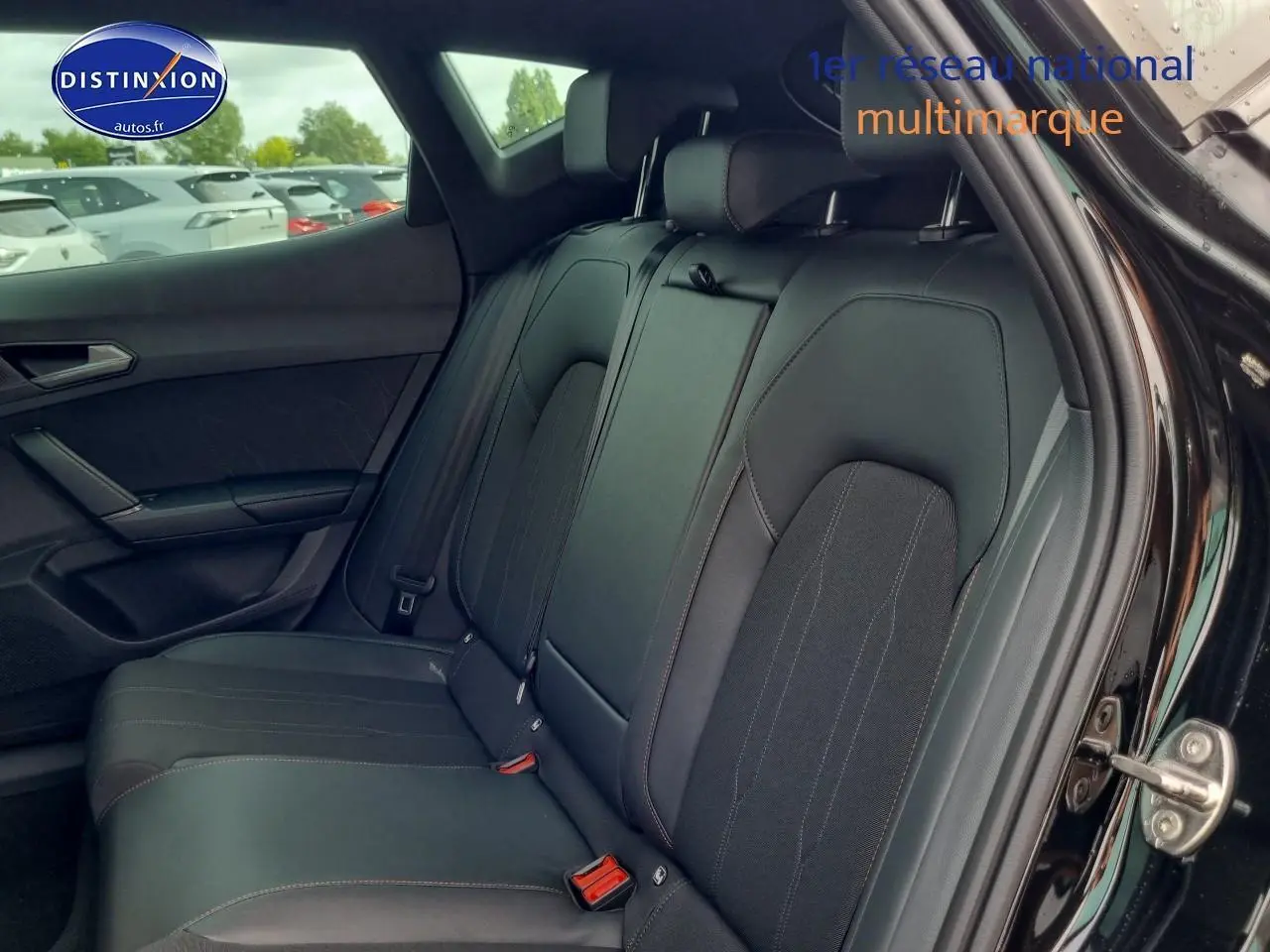 Vue intérieure côté arrière droit sur la banquette en cuir noir du CUPRA Formentor 1.5 etsi hybrid 2025 Midnight noir.