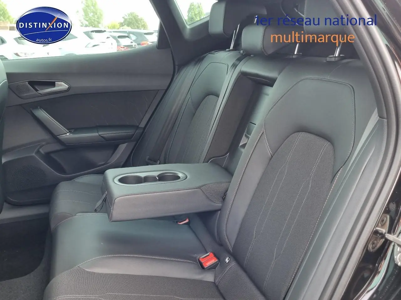 Vue côté droit de la banquette arrière noire avec accoudoir central et porte-gobelets du CUPRA Formentor 2025 Midnight noir.