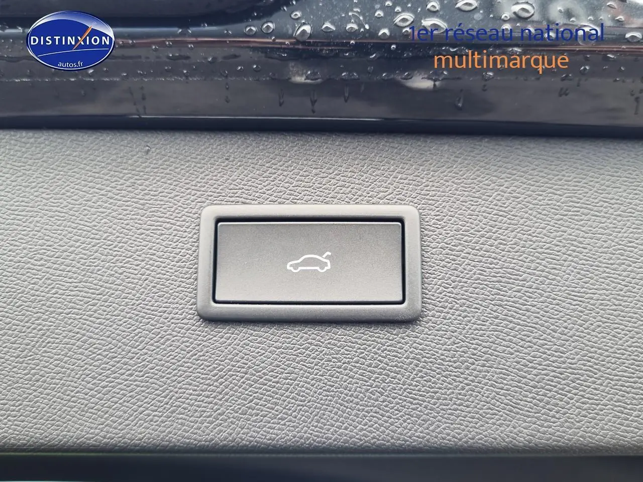 Bouton d'ouverture électrique du coffre sur tableau de bord d'un CUPRA Formentor noir Midnight 2025