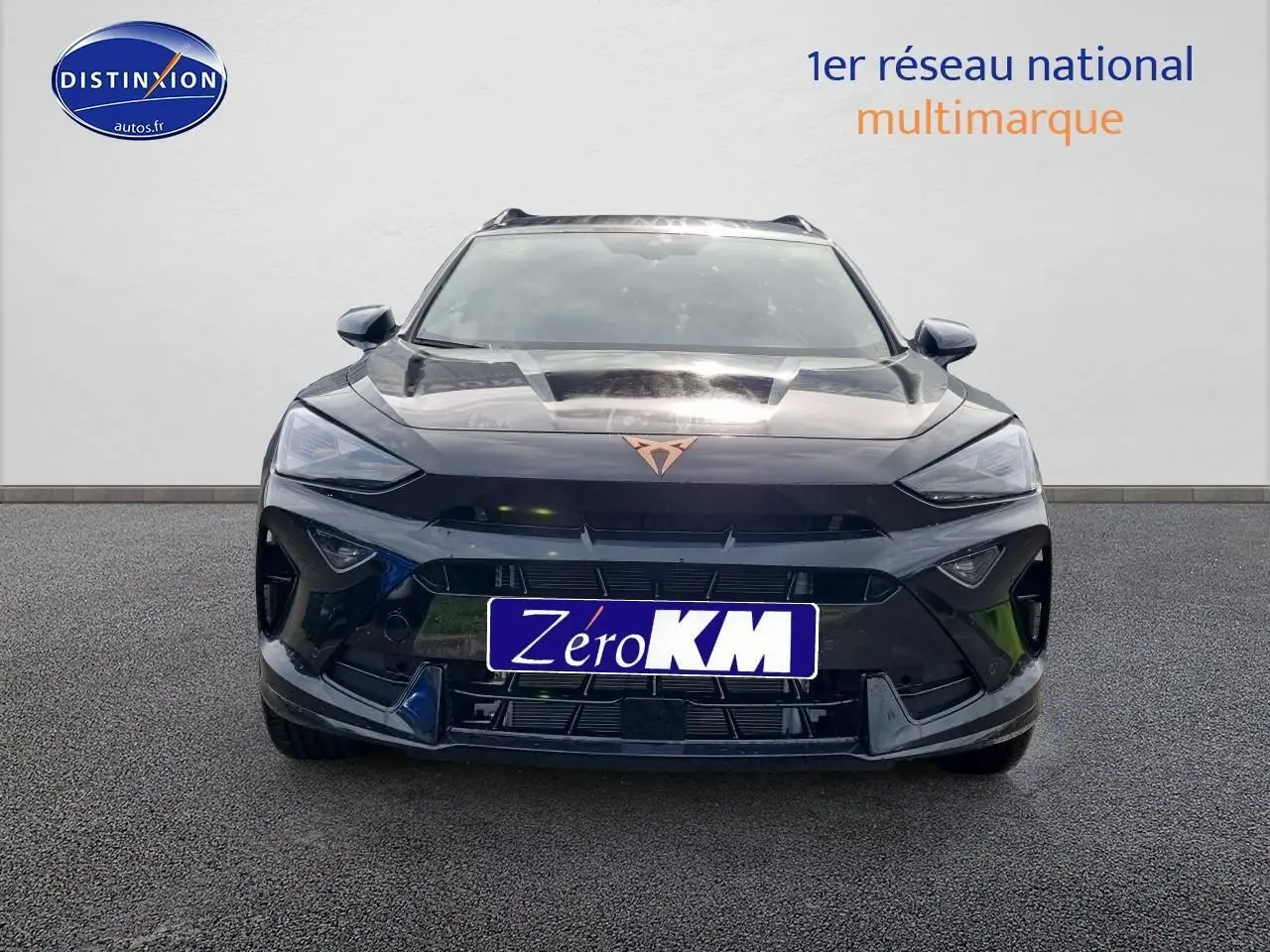 Vue frontale d'un CUPRA Formentor 1.5 etsi hybrid noir Midnight avec logo cuivré et calandre agressive.