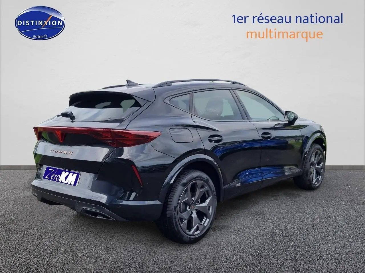 Vue 3/4 arrière droite du CUPRA Formentor 1.5 etsi hybrid 2025 en noir Midnight avec jantes alu 18 pouces.