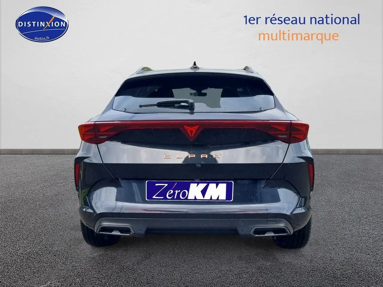 Vue arrière d'une CUPRA Formentor 1.5 etsi hybrid 2025 en noir Midnight avec feux arrière LED et double sortie d'échappement.