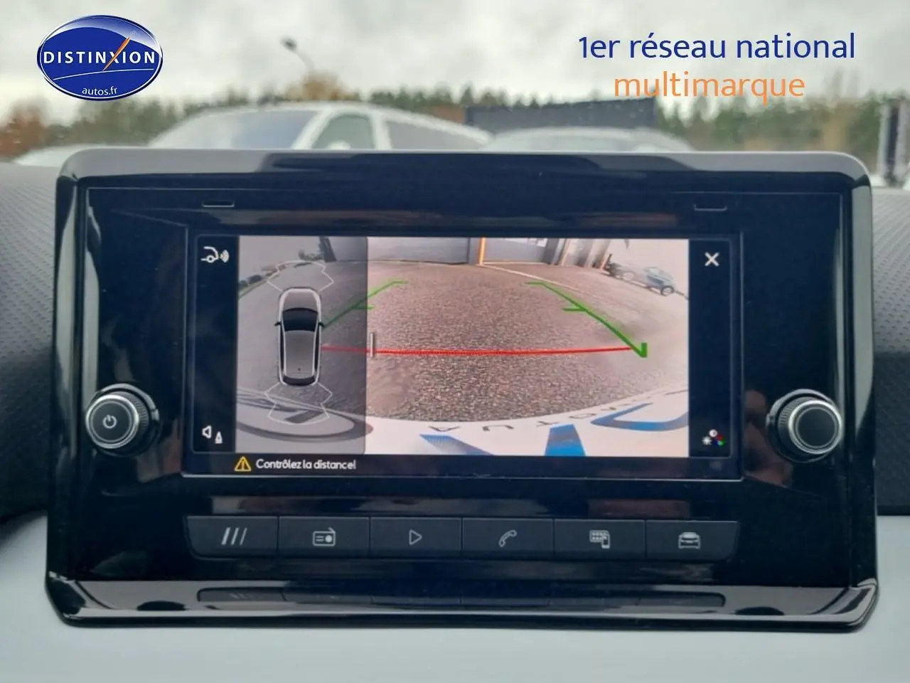 Écran tactile intérieur montrant la caméra de recul du SEAT Ibiza 2025 avec guidage de trajectoire coloré.