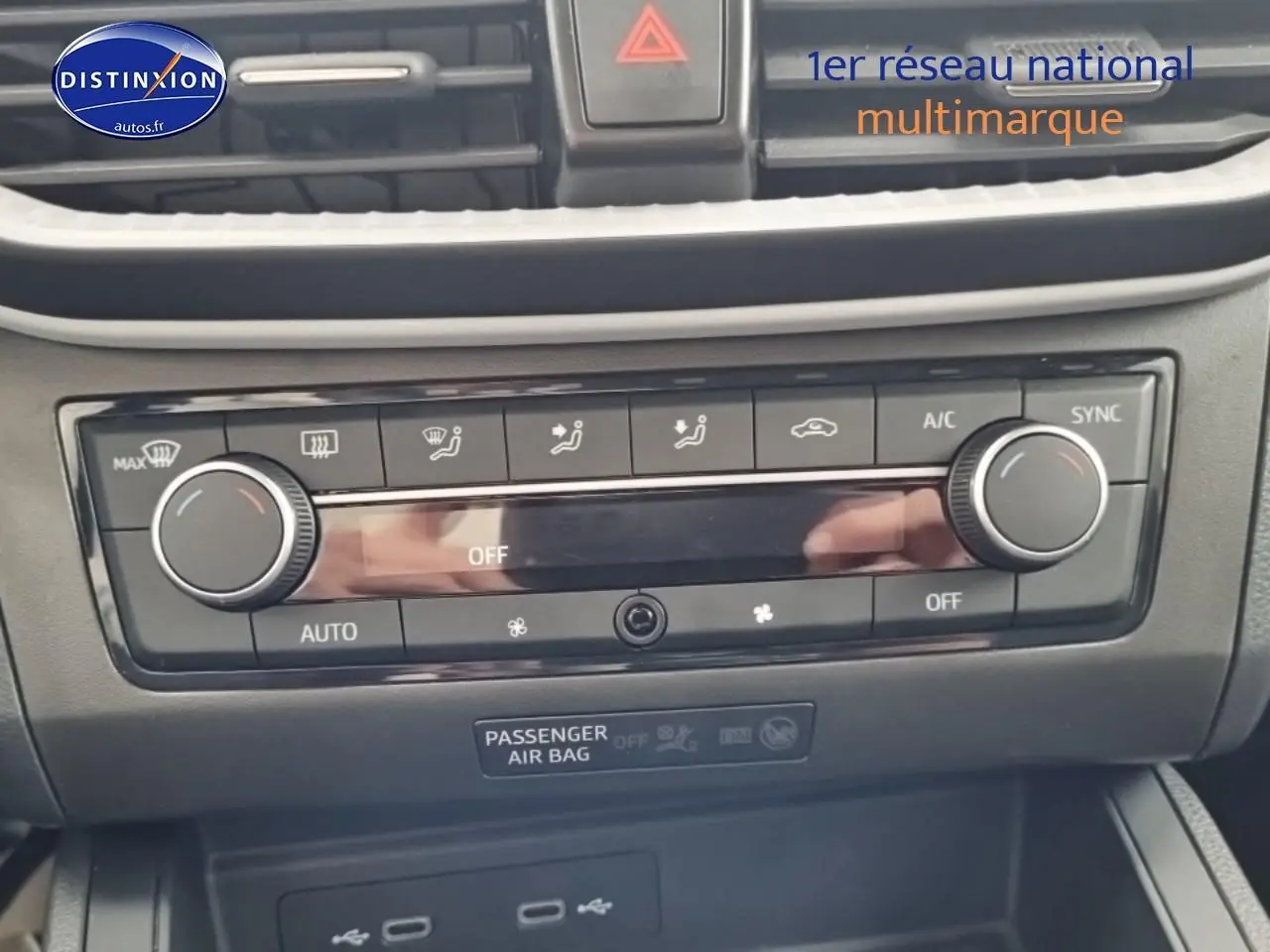 Gros plan sur la commande de climatisation automatique de la SEAT Ibiza 2025 avec boutons et réglages digitaux.