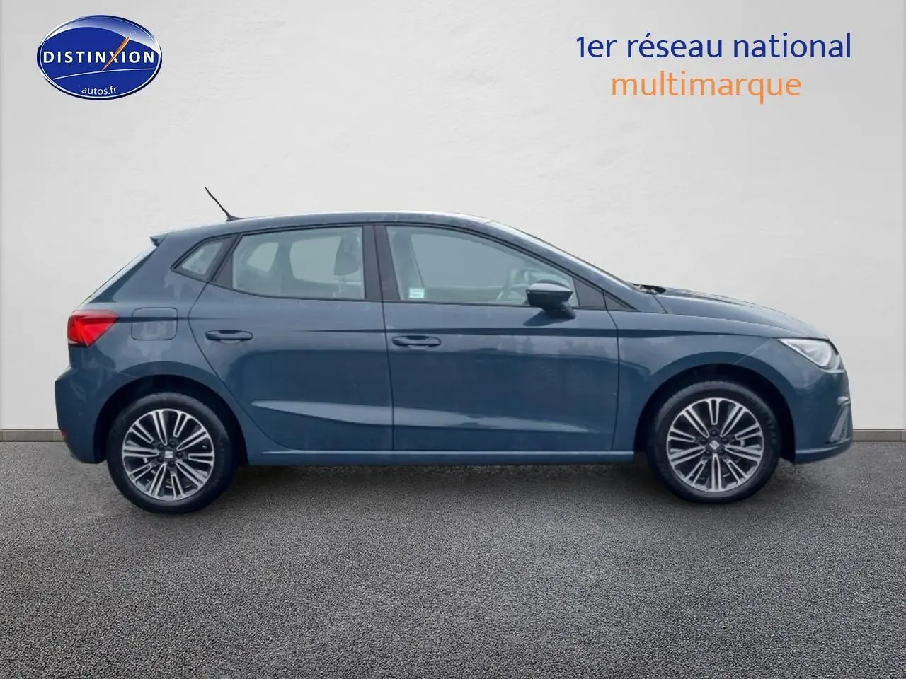Profil droit d'une SEAT Ibiza 1.0 TSI 95 Copa 2025 bleu foncé avec jantes alliage 16 pouces design.