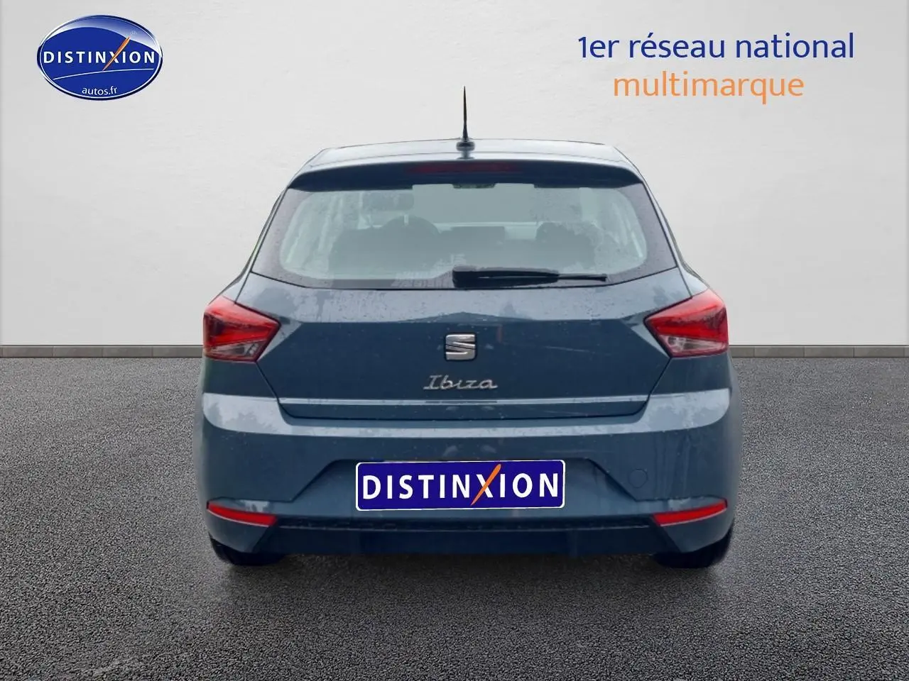 Vue arrière d'une SEAT Ibiza 2025 bleu foncé avec logo Ibiza manuscrit sur le hayon et plaque Distinxion.