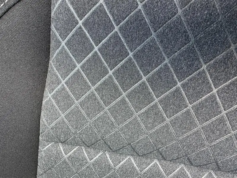 Détail du tissu noir matelassé avec motifs géométriques du siège intérieur du MG ZS Hybrid+ 2025.