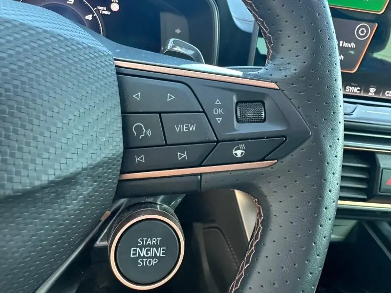 Détail du volant perforé de la CUPRA Formentor 2025 avec commandes multifonctions et bouton start/stop noir.