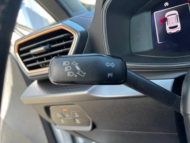 Gros plan sur la manette de clignotant côté gauche du tableau de bord du CUPRA Formentor blanc Nevada 2025.