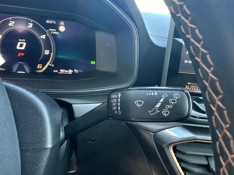 Gros plan sur la manette d’essuie-glace côté droit du tableau de bord numérique du CUPRA Formentor blanc Nevada 2025.