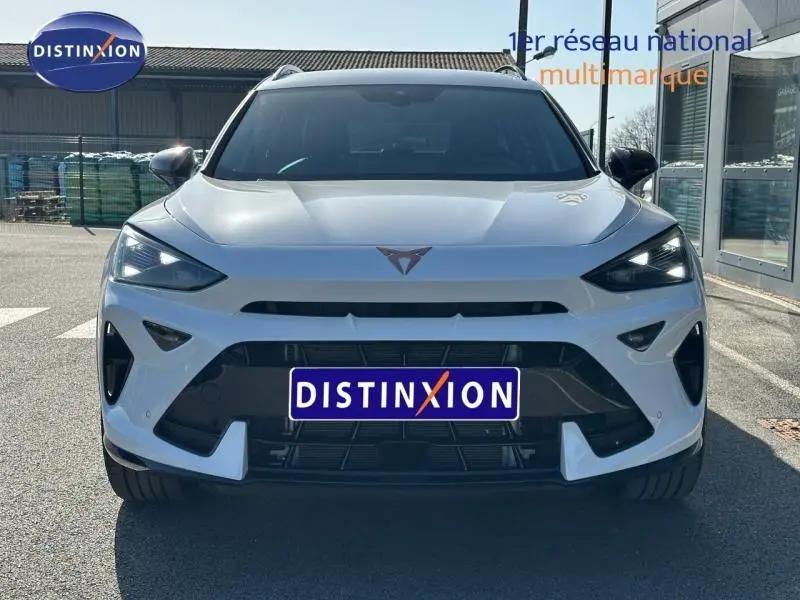 Vue frontale d'un CUPRA Formentor blanc Nevada métallisé 2025 avec calandre noire et logo distinctif au centre.