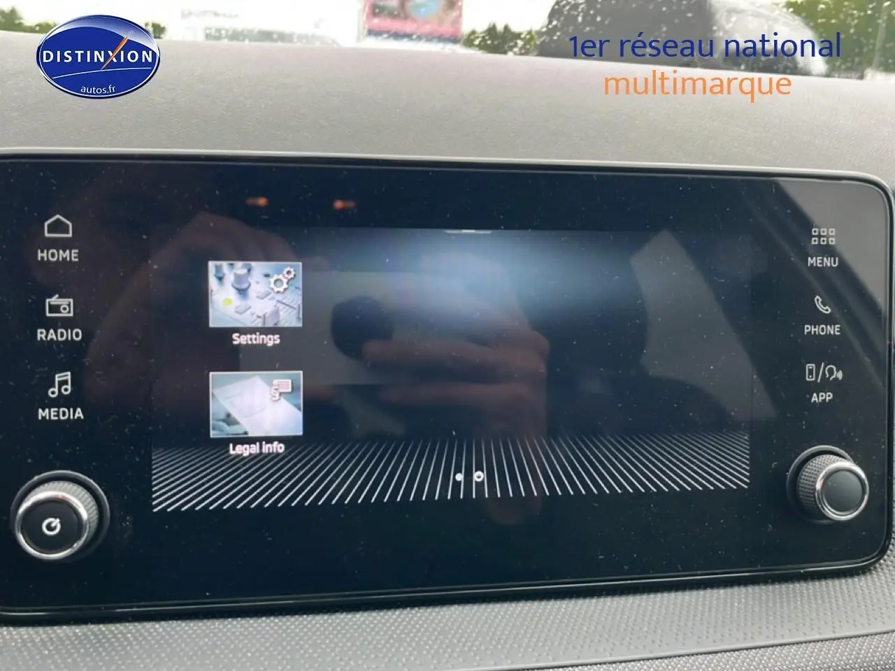 Écran tactile central de la Skoda Fabia blanche 2025 affichant les options de réglages et informations légales.