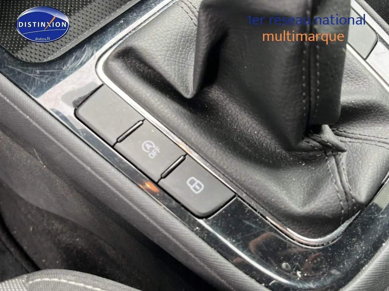 Détail de la console centrale noire avec levier de vitesse cuir et boutons de commande sur Skoda Fabia blanche.