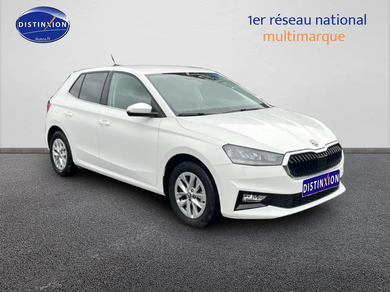 Vue 3/4 avant droite d'une Skoda Fabia blanche 2025 avec jantes alu et calandre noire distinctive.