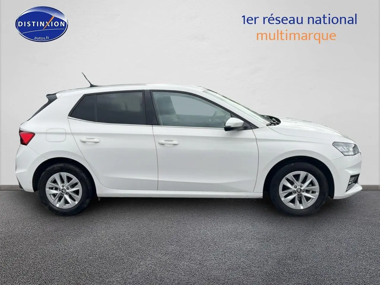 Vue de profil côté gauche d'une Skoda Fabia blanche 2025 avec jantes alliage et vitres teintées.