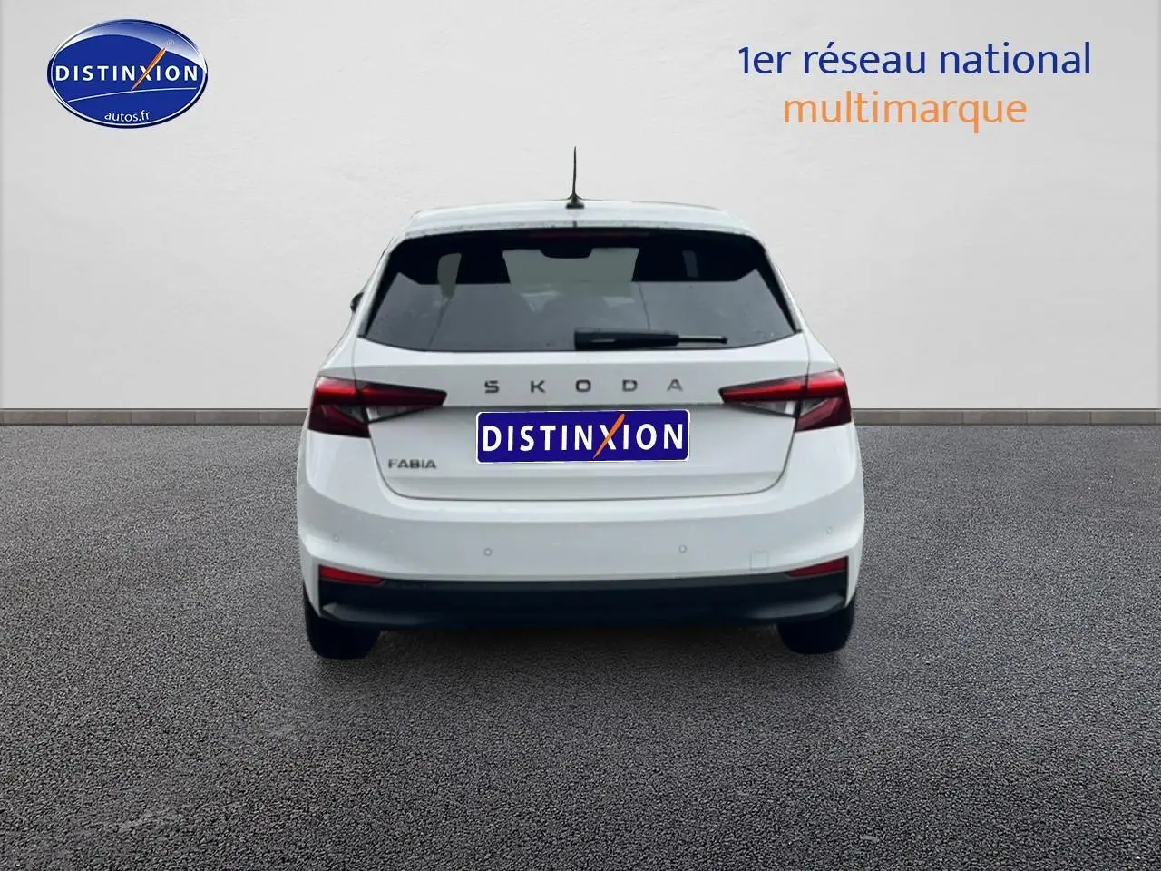 Vue arrière d'une Skoda Fabia blanche 2025 avec feux arrière LED et becquet arrière visible.