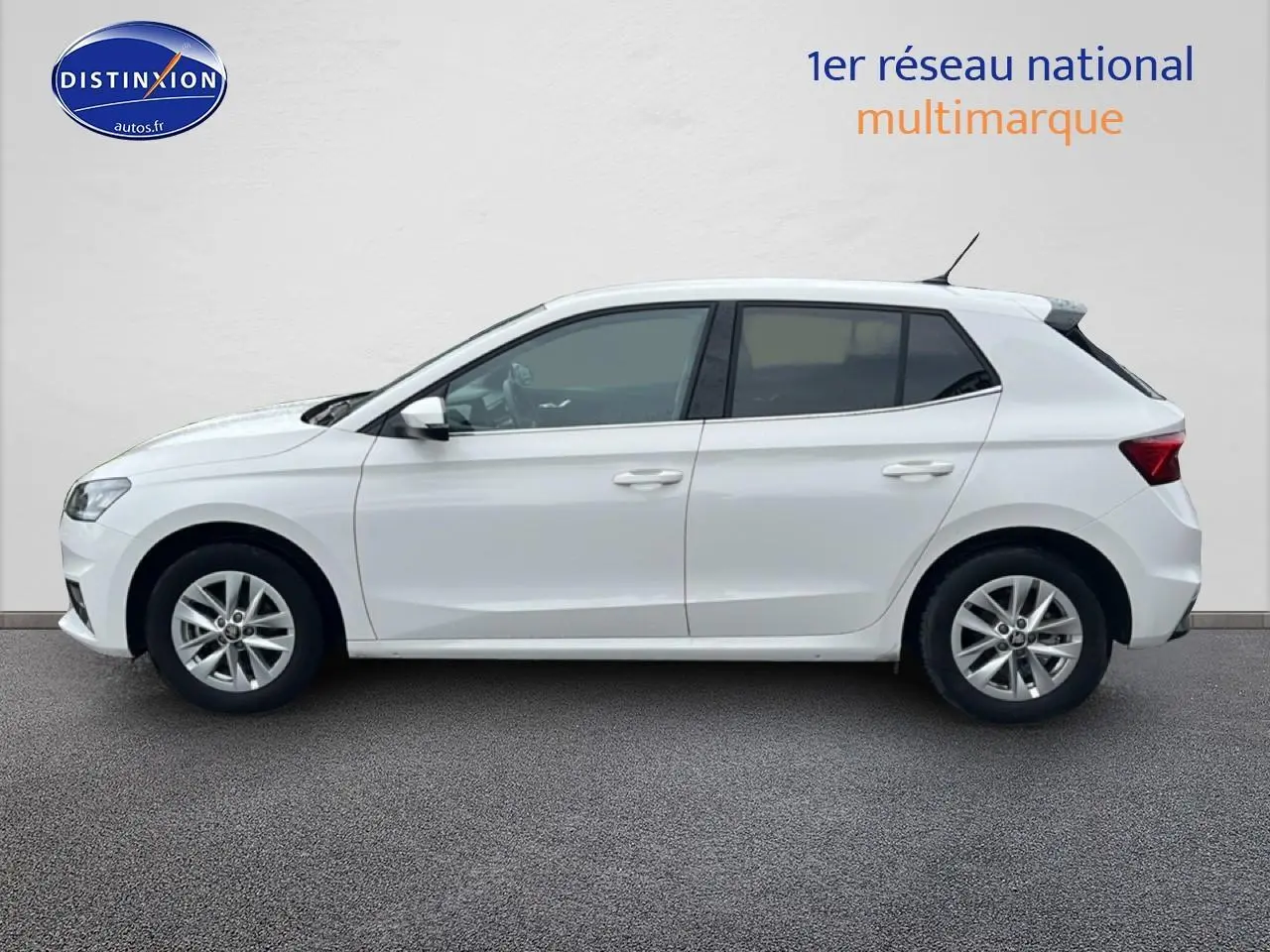 Profil droit d'une Skoda Fabia blanche 2025 avec jantes alu et vitres arrière teintées sur fond neutre.