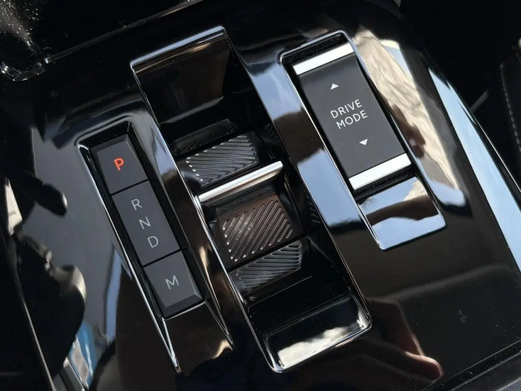 Vue intérieure frontale du tableau de bord noir de la Citroën C4 Hybrid 145 CH avec écran tactile et volant multifonction.