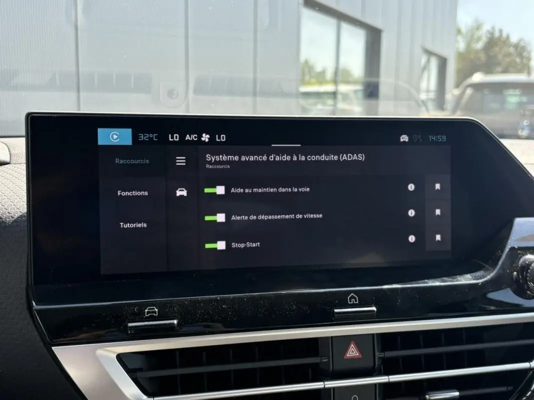 Vue rapprochée du volant en cuir noir avec commandes intégrées de la Citroën C4 Hybrid 2025.