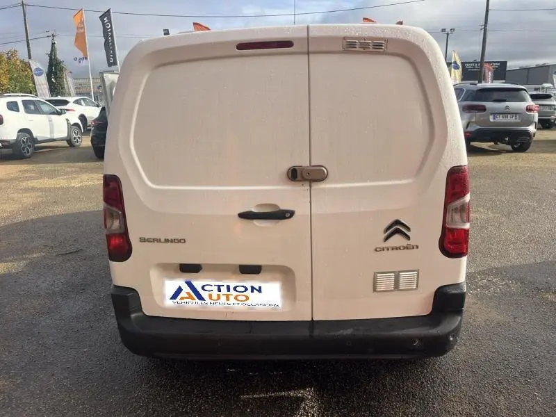 Vue arrière d'un utilitaire Citroën Berlingo blanc Banquise avec portes battantes et logo visible.