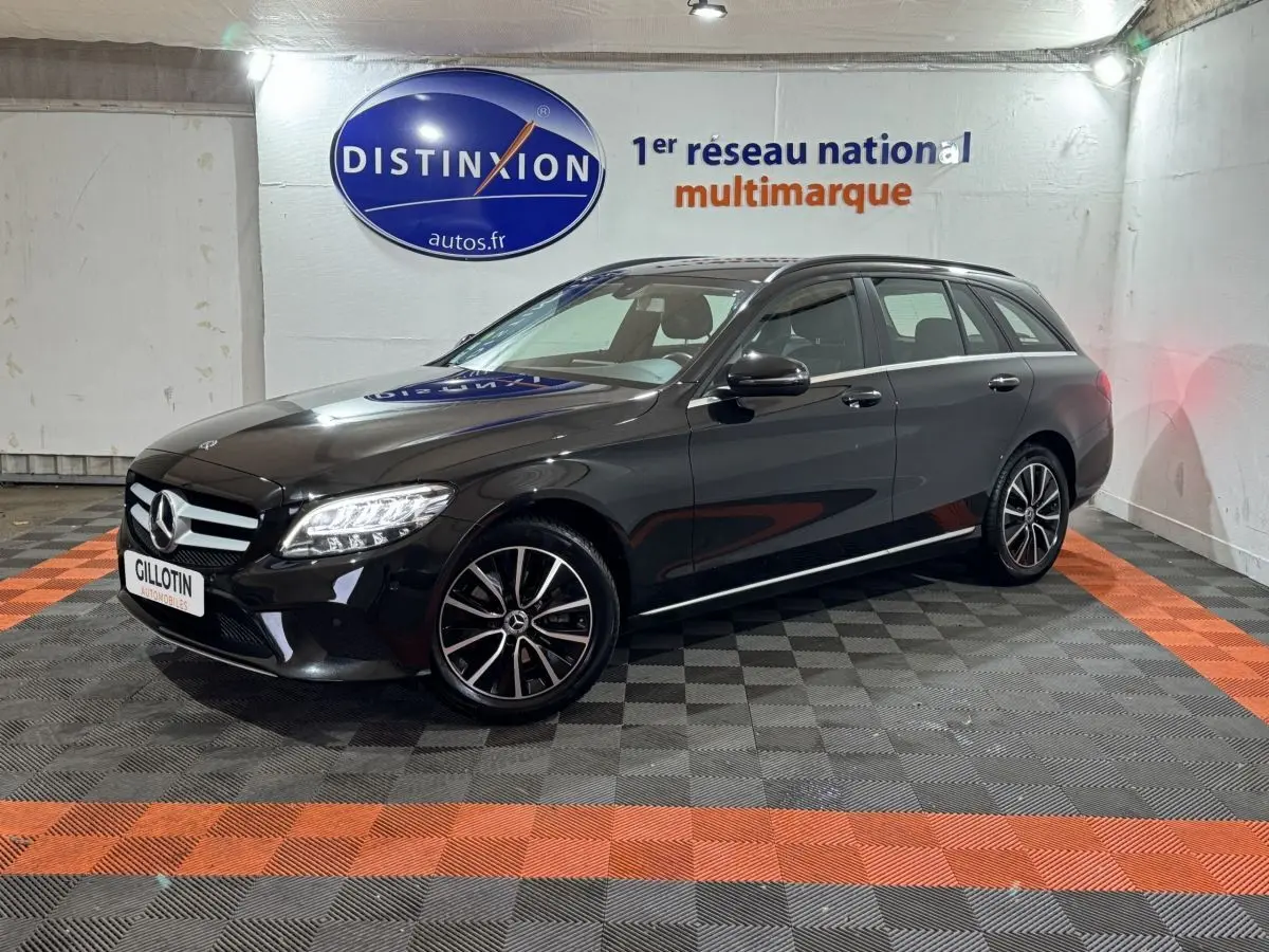 Mercedes Classe C Break C 200 d Business Line noir vue 3/4 avant droit dans un garage avec sol noir et orange.