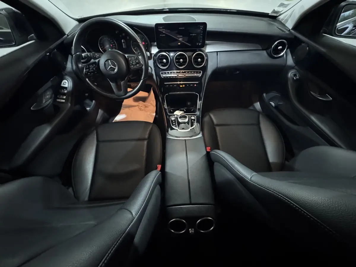 Vue intérieure avant du Mercedes Classe C Break C 200 d Business Line noir, avec tableau de bord et volant cuir multifonctions.