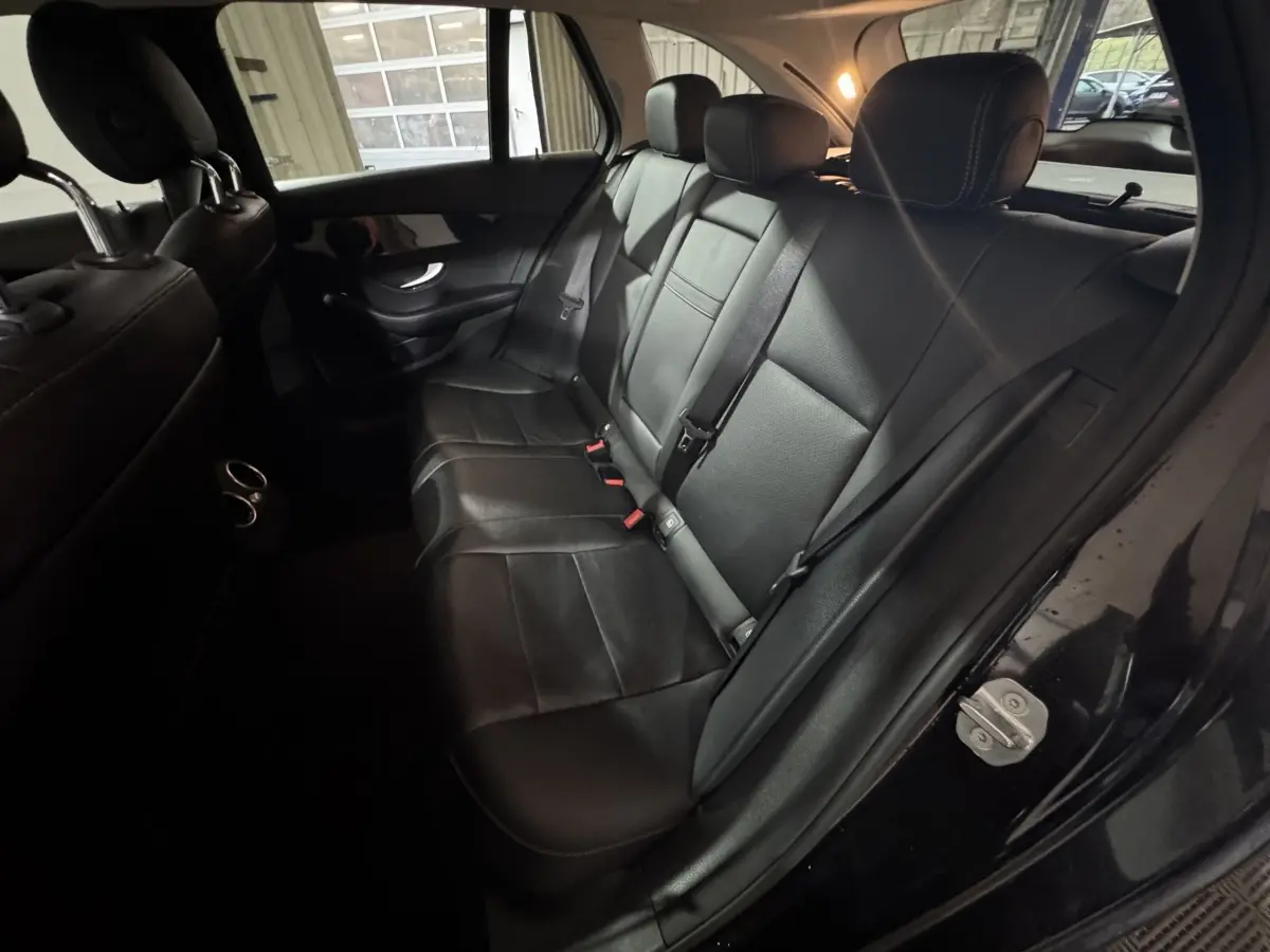 Vue intérieure côté droit de la banquette arrière en cuir noir du Mercedes Classe C Break C 200 d Business Line 2019.