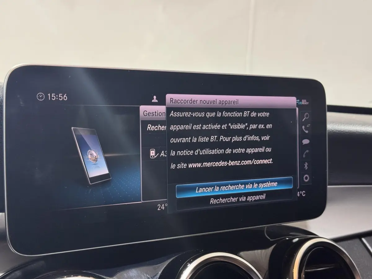 Écran tactile central du Mercedes Classe C Break C 200 d Business Line 2019 affichant la connexion Bluetooth, intérieur noir.