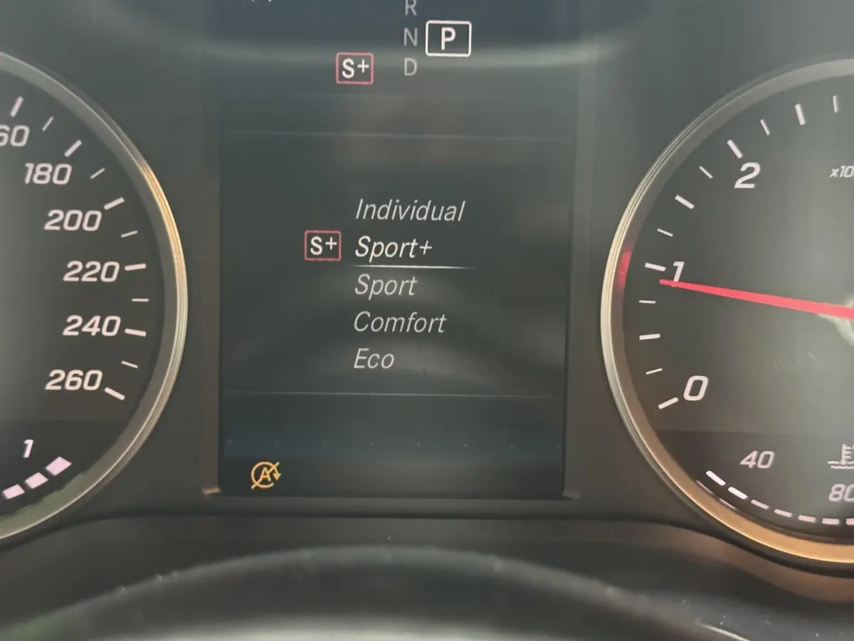 Affichage digital du tableau de bord du Mercedes Classe C Break C 200 d 2019 montrant les modes de conduite dont Sport+ sélectionné.