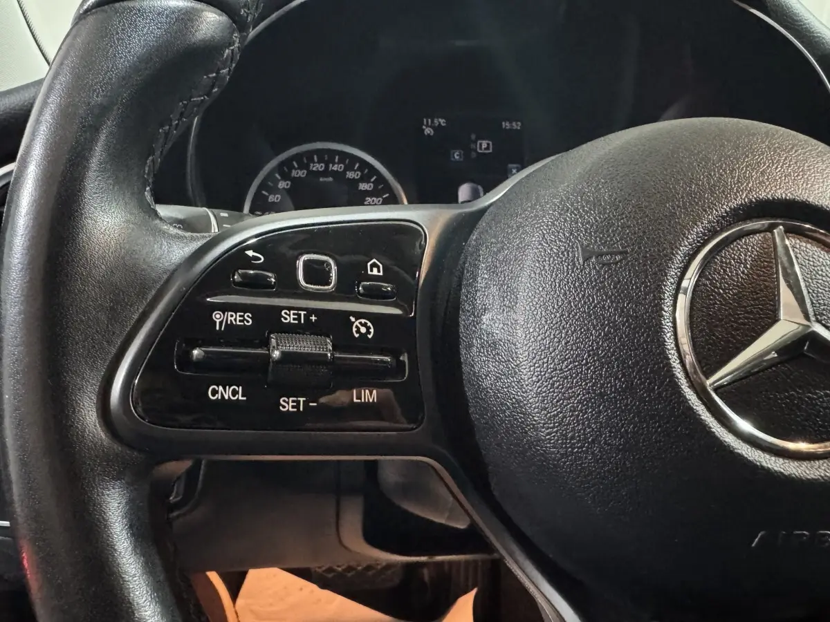 Gros plan sur le volant cuir noir de la Mercedes Classe C Break C 200 d Business Line avec commandes multifonctions.