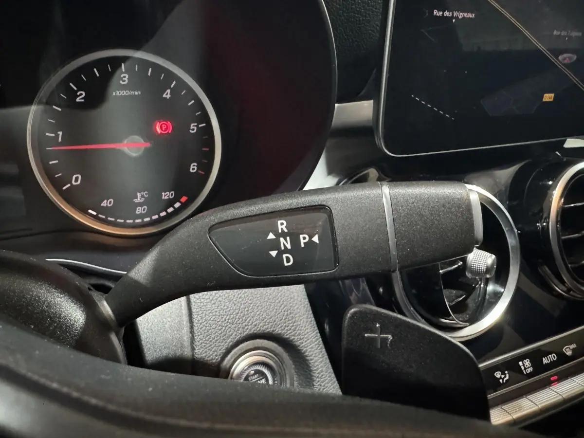 Gros plan sur levier de boîte auto et tableau de bord noir du Mercedes Classe C Break C 200 d Business Line 2019.