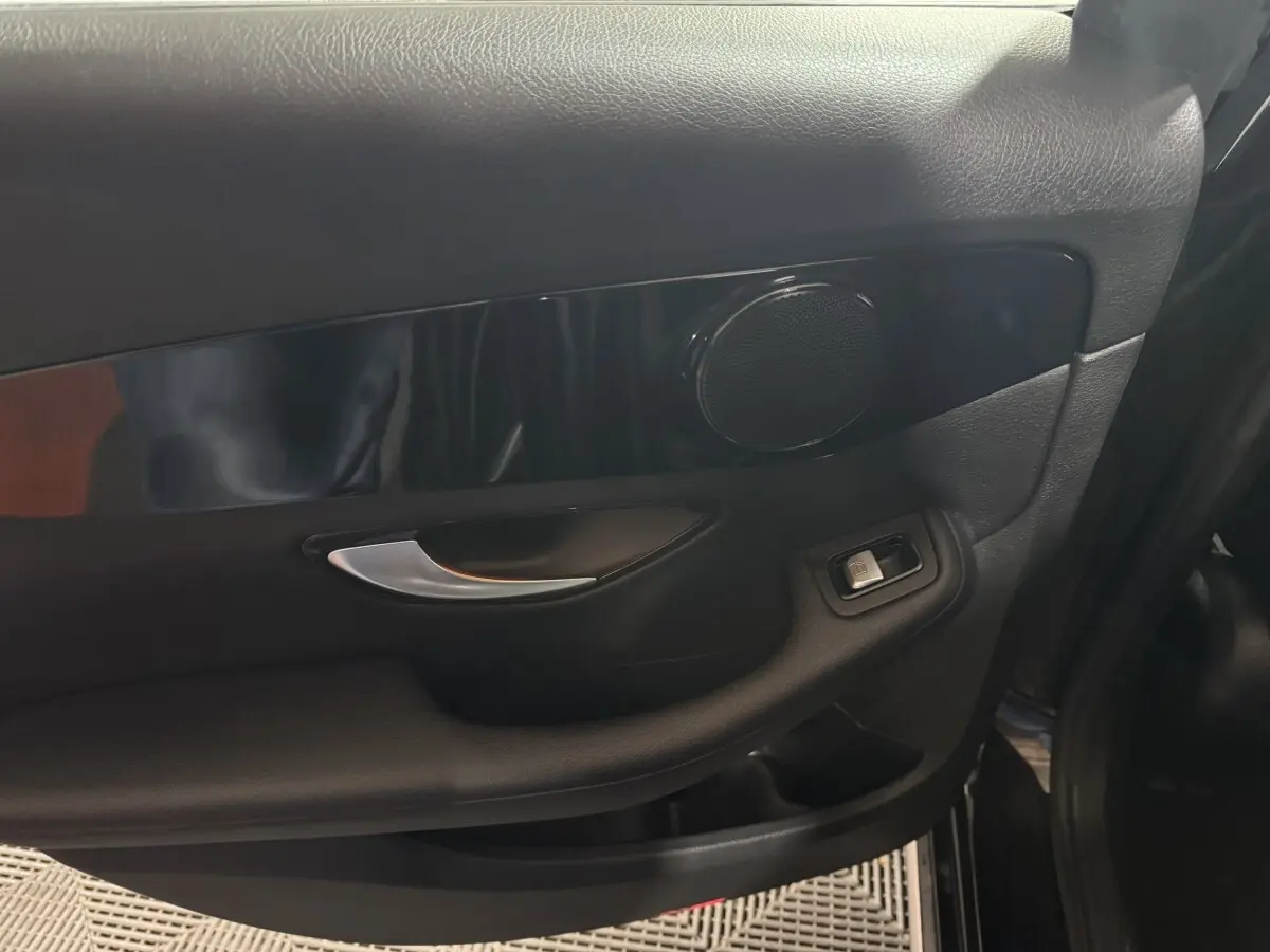 Détail de la porte intérieure côté arrière droit noire du Mercedes Classe C Break C 200 d Business Line 2019.