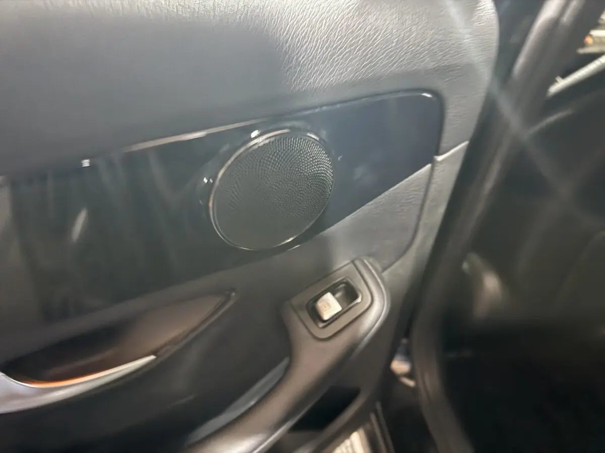 Détail de la porte arrière gauche noire du Mercedes Classe C Break C 200 d Business Line avec haut-parleur et bouton de lève-vitre.