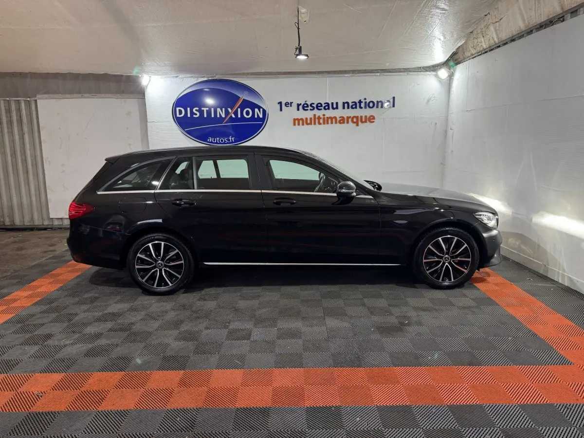 Profil côté gauche d'un break Mercedes Classe C C 200 d Business Line noir, roues alliage et toit chromé visible.