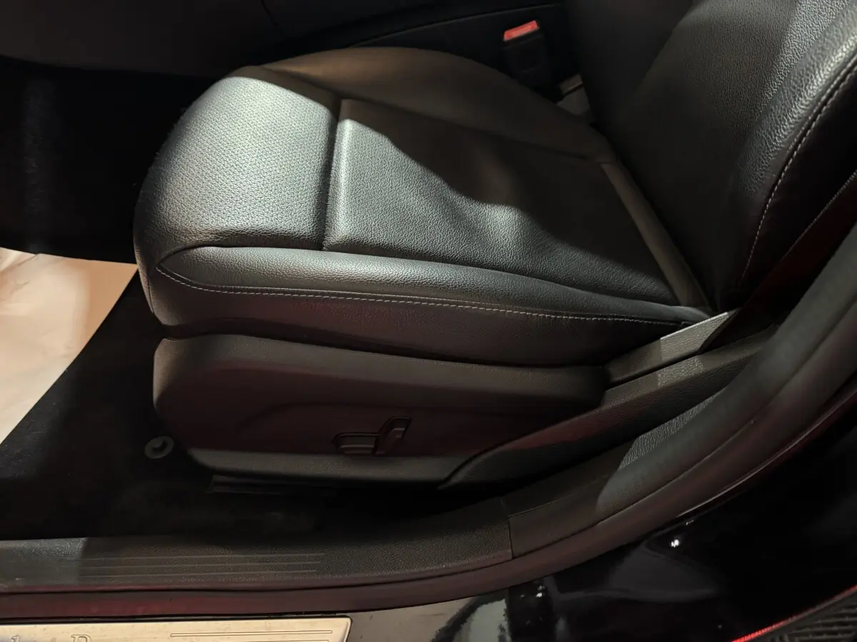 Gros plan sur le siège avant gauche en cuir noir du Mercedes Classe C Break C 200 d Business Line 2019.