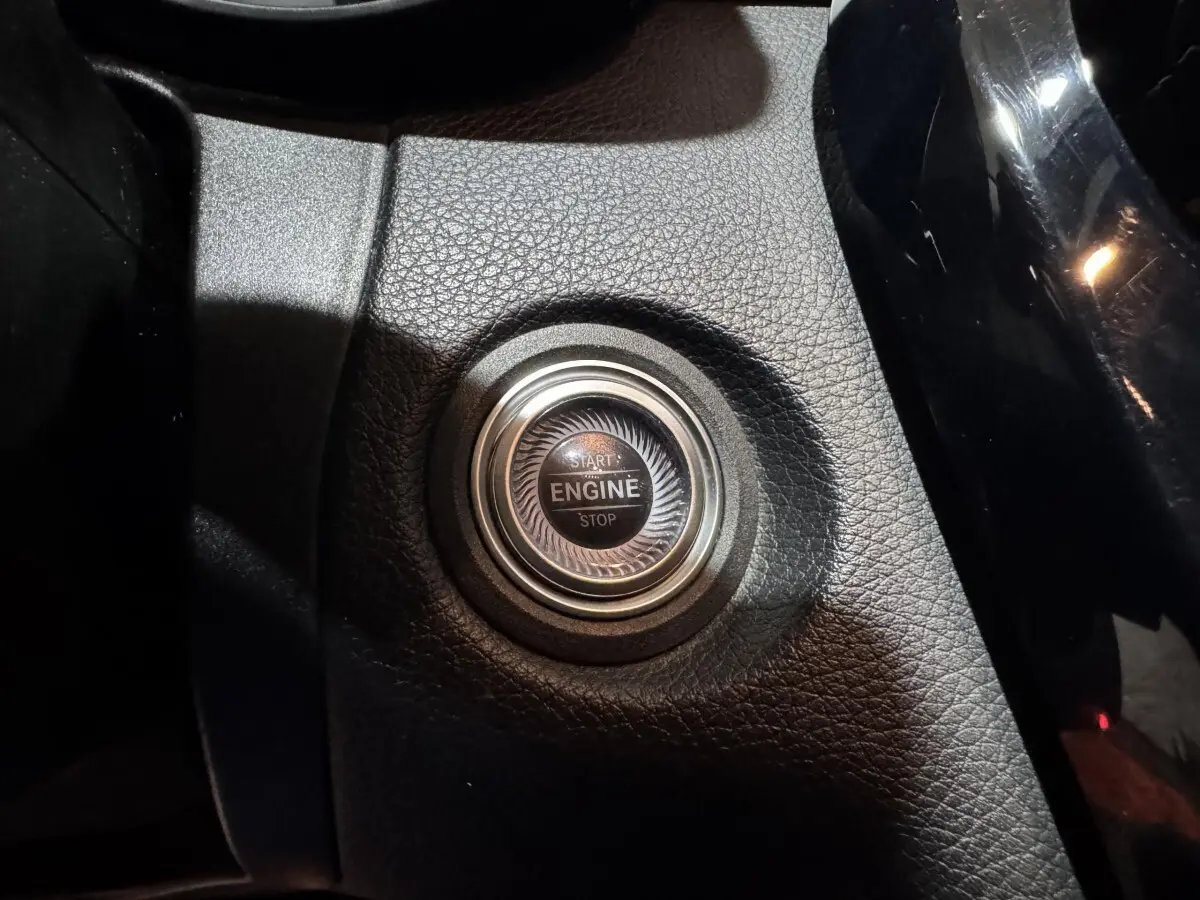 Bouton démarrage moteur circulaire sur tableau de bord noir du Mercedes Classe C Break C 200 d Business Line 2019.