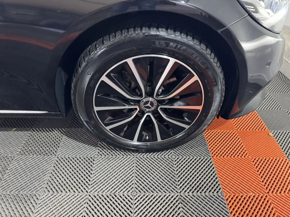 Gros plan sur la roue avant droite noire avec jante alliage bicolore du Mercedes Classe C Break C 200 d Business Line 2019.