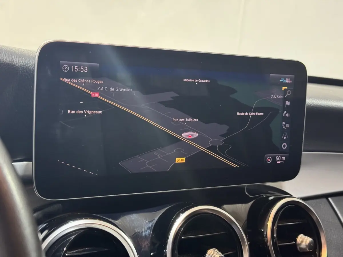 Écran tactile central du système de navigation 3D dans une Mercedes Classe C Break C 200 d Business Line, intérieur noir.