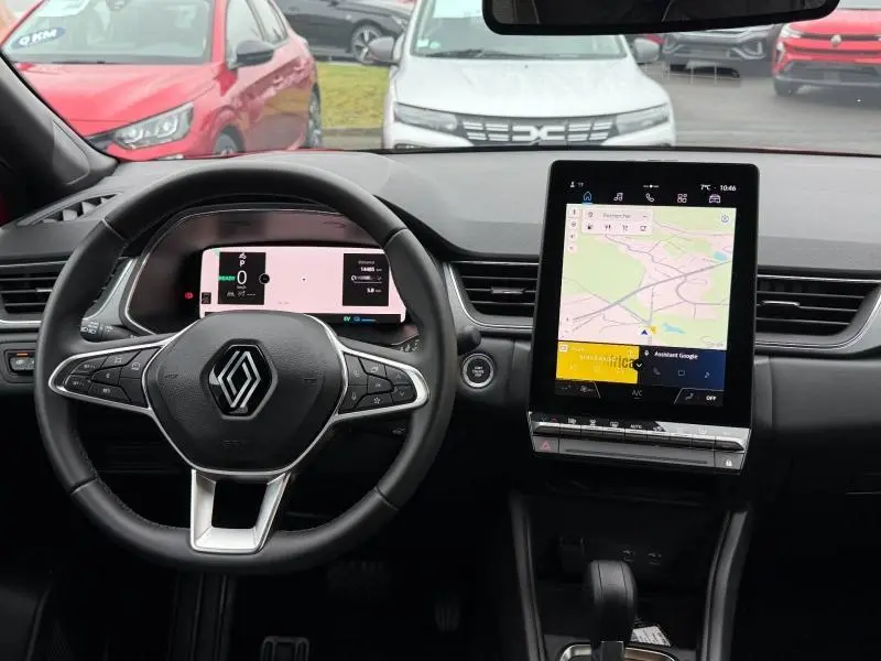 Vue intérieure du tableau de bord du Renault Captur 2025 hybride, avec écran tactile vertical et volant multifonctions noir.