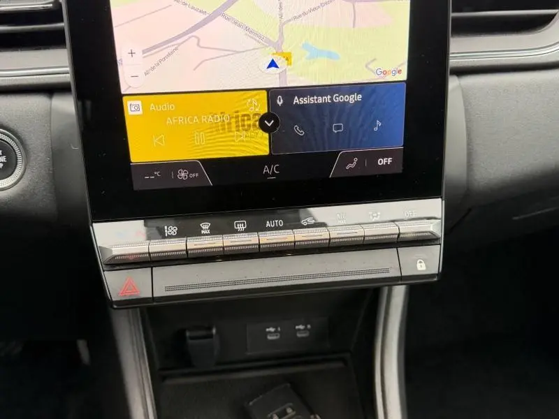 Détail de la console centrale avec écran tactile et commandes climatisation du Renault Captur 1.6 E-Tech hybride 2025.