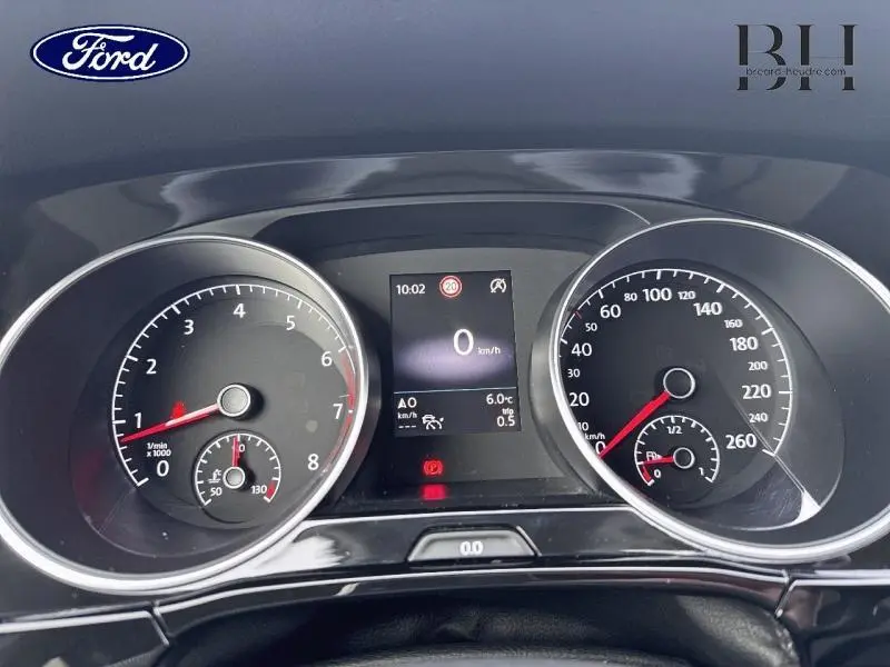 Vue rapprochée du tableau de bord noir du Volkswagen Touran 2021 avec compte-tours, vitesse et écran multifonction.