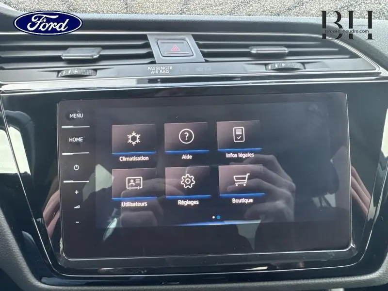 Écran tactile central du tableau de bord du Volkswagen Touran 2021 en Reflet d'Argent Métallisée, interface climatisation visible.