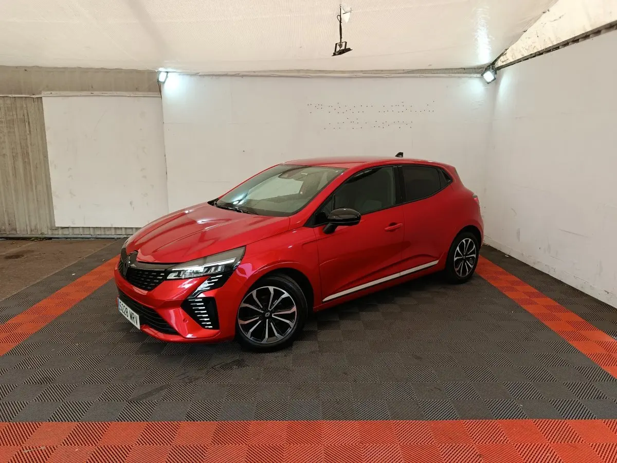 Renault Clio Techno TCe 90 rouge vue 3/4 avant droit, avec jantes alliage et feux LED distinctifs.