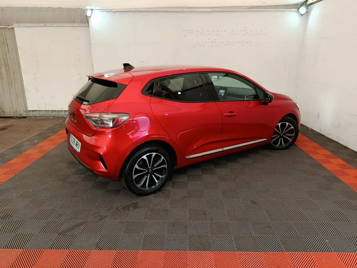 Renault Clio Techno TCe 90 rouge vue 3/4 arrière droit, avec jantes alliage et vitres teintées.